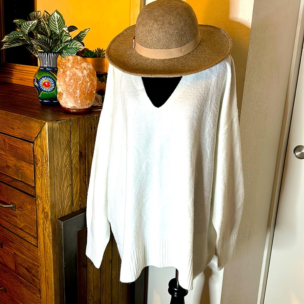 H&M oversized white 🤍 sweater size XXL. Or oversized for smaller size 😉